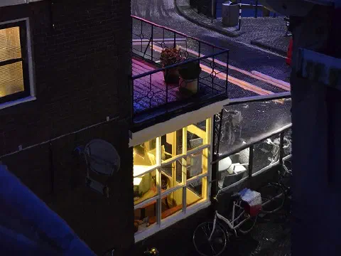 Abendblick vom Haus auf die Zugbrücke und das IJsselmeer