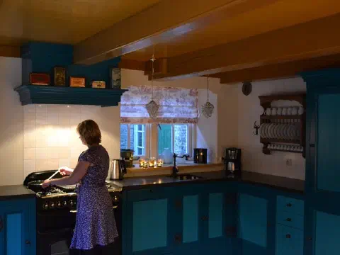 Kochen in der Küche am Gasherd mit fünf Flammen