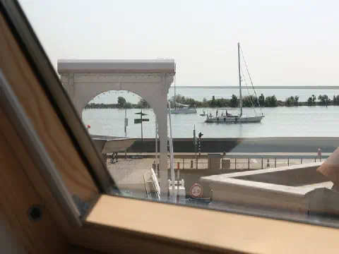 Blick auf das IJsselmeer aus dem Dachfenster