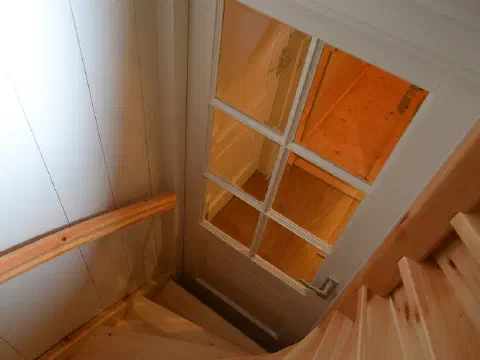 Steile Treppe ins Obergeschoss