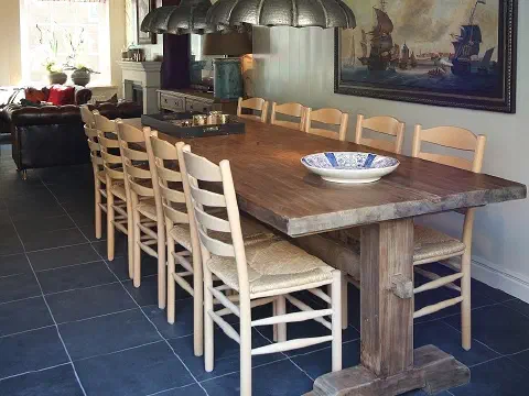 Wohnküche mit Esstisch und Hängelampen