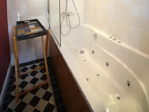 Badezimmer mit Badewanne und Dusche