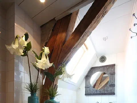 Badezimmer mit Waschtisch aus Holz