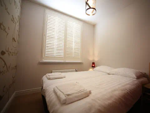 Schlafzimmer mit Doppelbett