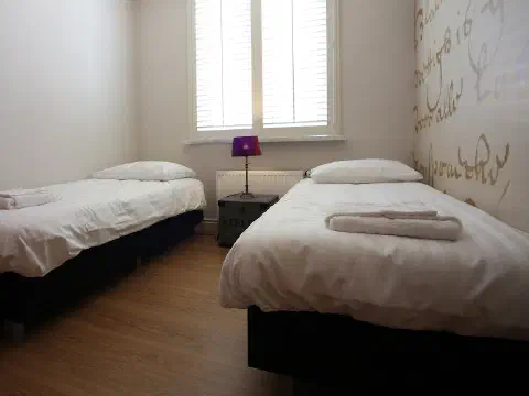 Schlafzimmer mit zwei Einzelbetten