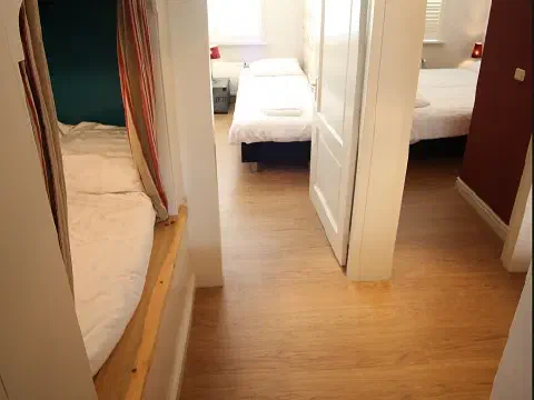 Flur mit Alkovenbett und Schlafzimmer