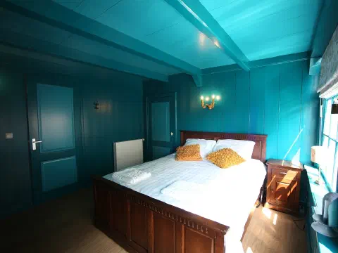 Türkisfarbenes Schlafzimmer mit Doppelbett