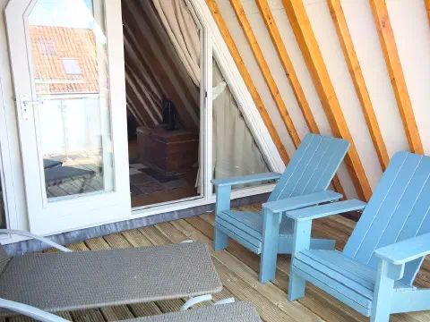 Loggia mit Gartenstühlen