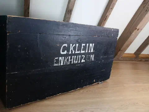 Alte Truhe mit der Aufschrift „C. Klein Enkhuizen“
