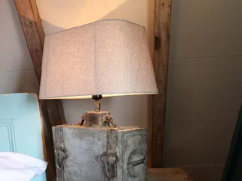 Nachttisch aus einer alten „Atelier“-Truhe