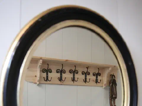 Runder Spiegel mit Garderobe